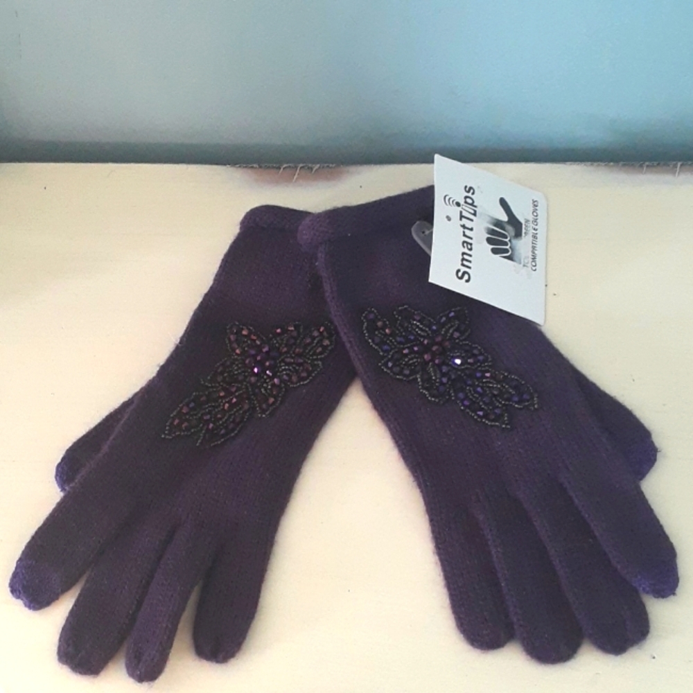 * Purple adorned Smart Tips Touchscreen Gloves